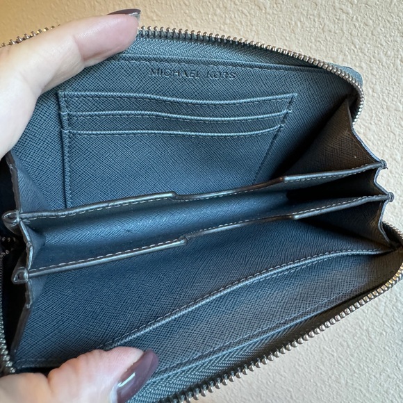 Michael Kors Snake Embossed wristlet - Picture 4 of 6